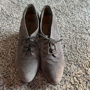 Clarks Boots Women’s 9 Araya Hale Ankle Heels Lace Up 26121248 Gray Pointed Toe.